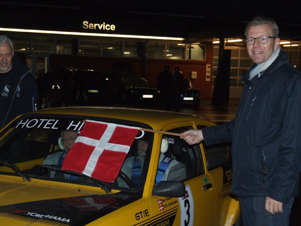I anledning af Struers 100 års købstadsjubilæum, var det borgmester Mads Jakobsen der løftede startflaget. Her Per Vilslev og Erik Andersen fra Hillerød, der deltog i en flot Opel Kadett GT/E fra 1978. Bilen har bl.a. kørt VM rallyet i Monte Carlo i 1979.